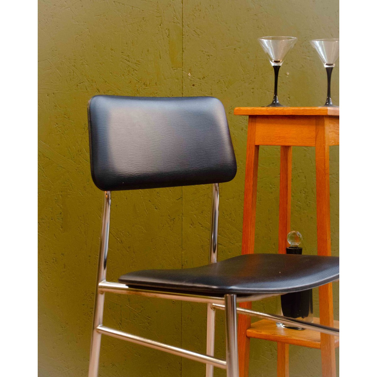 Paire de chaises en skaï Alma N°1934 - Bon état noir, DEBONGOUT