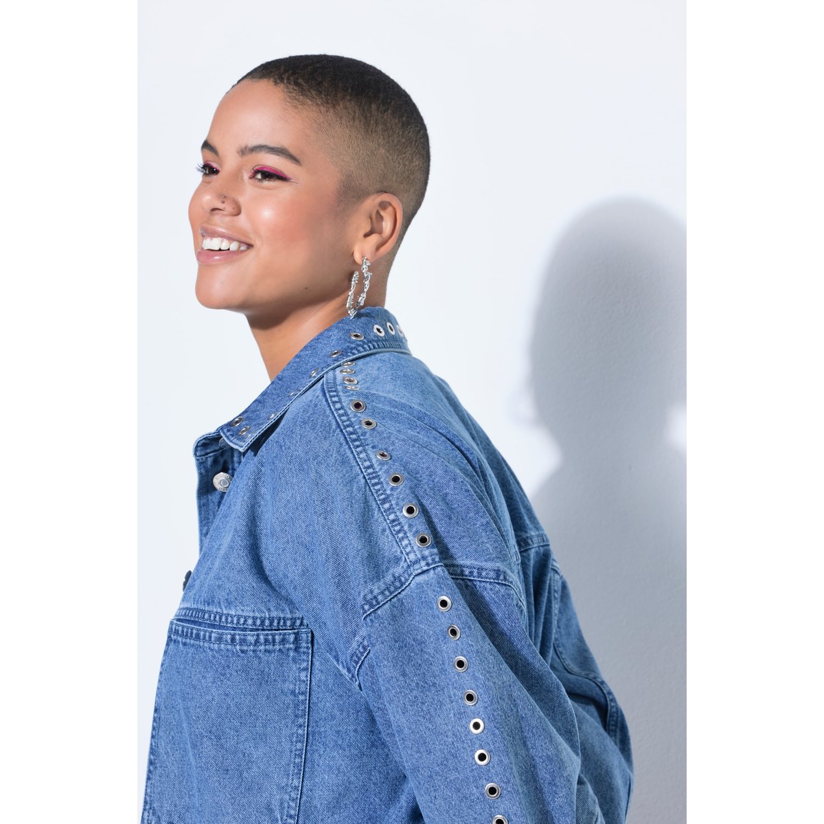 Chemisier en jean oversize, œillets fantaisie bleu jean, STUDIO UNTOLD