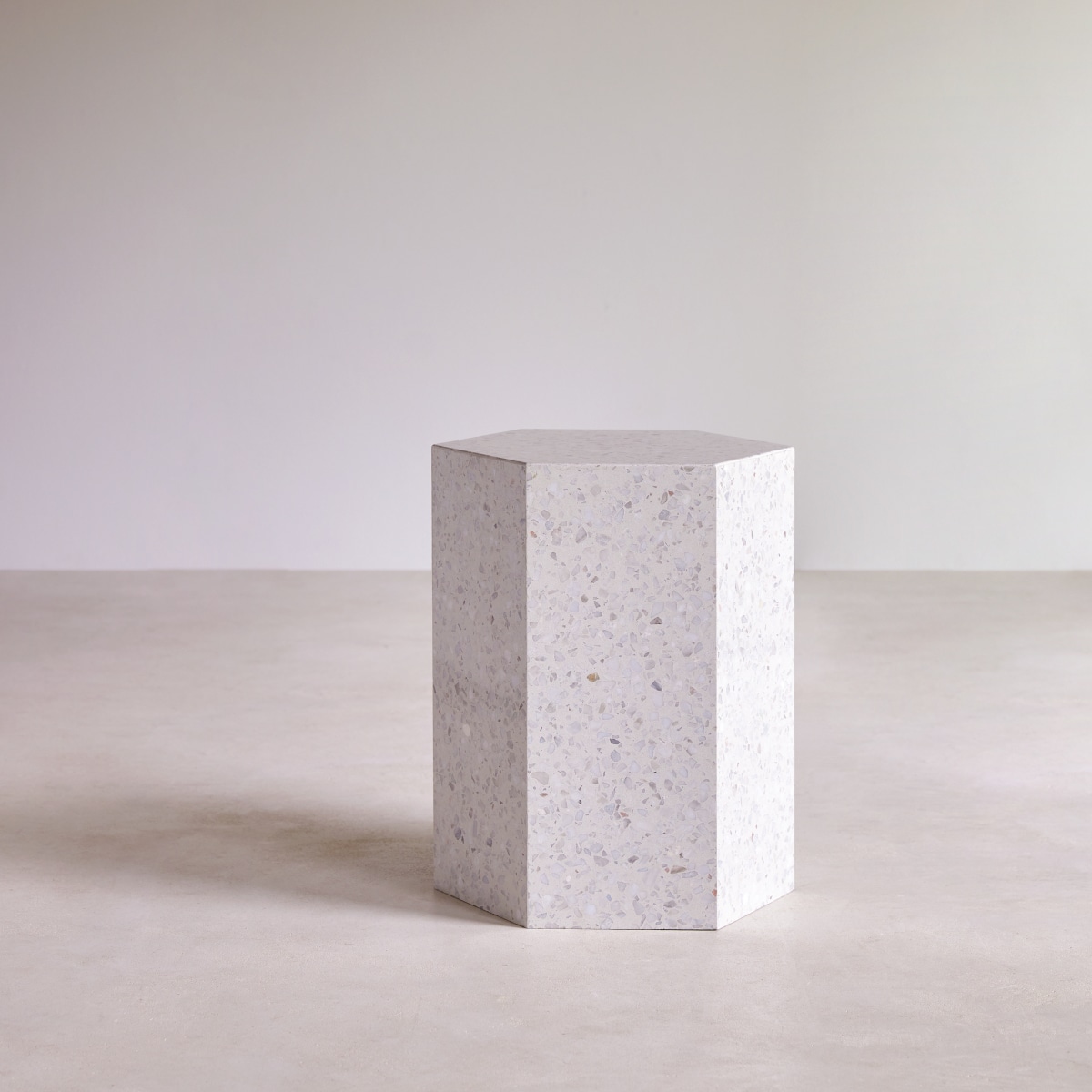 Bout de canapé en Terrazzo premium, ZOÉ blanc, TIKAMOON
