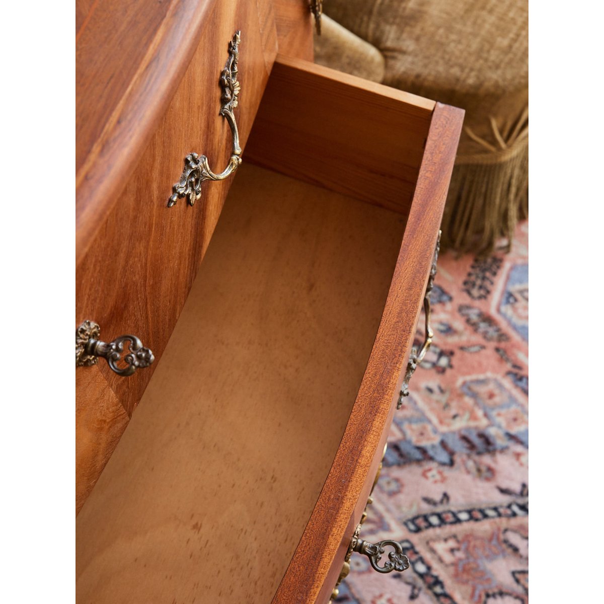 Commode de style Louis XV Garance N°686 - Bon état bois clair, DEBONGOUT