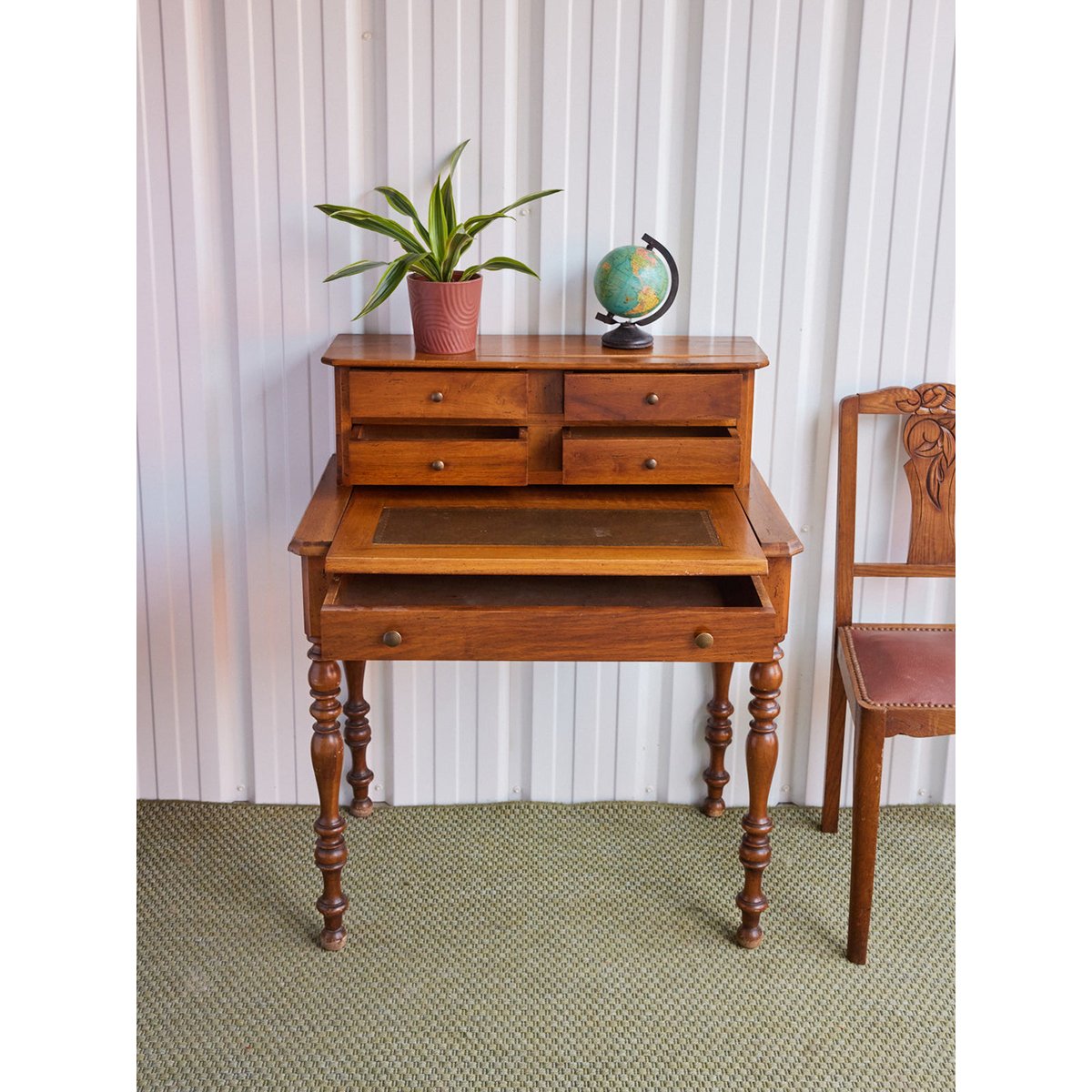 Bureau de dame en bois Edouard N°1040 - Bon état bois clair, DEBONGOUT