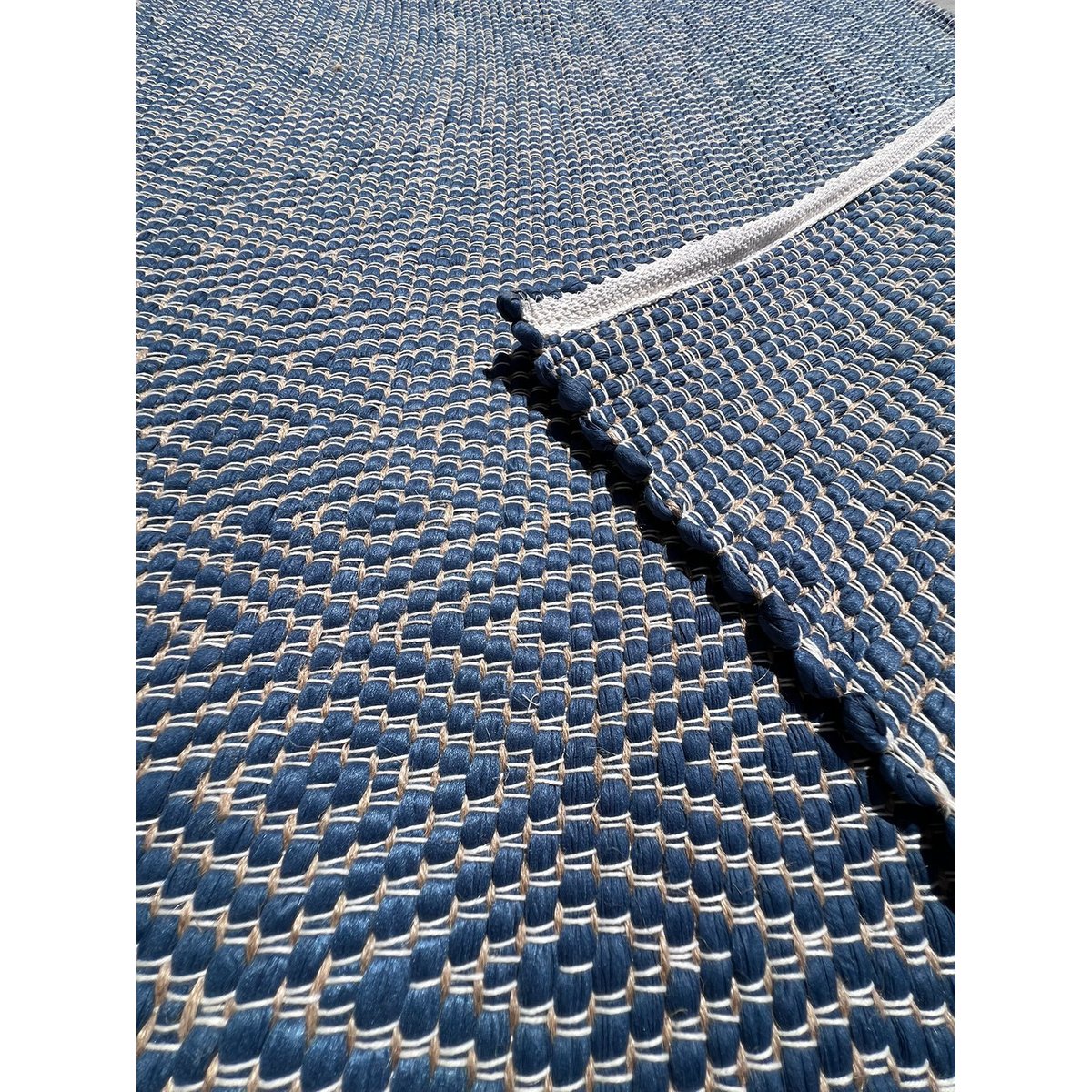 Tapis en fibres recyclées tissé à la main PESSOA bleu naturel, AFK LIVING