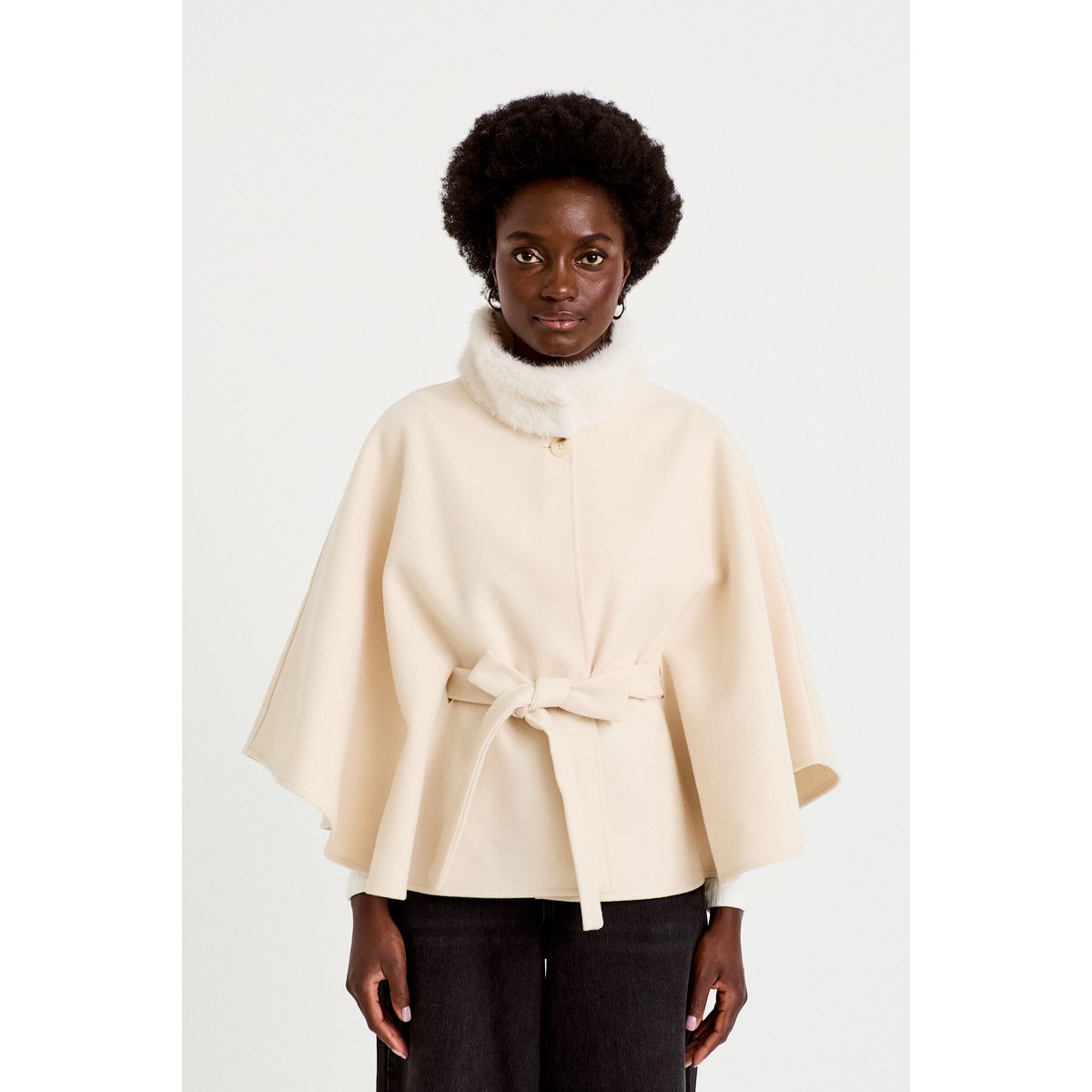 Poncho ivoire, CACHE CACHE