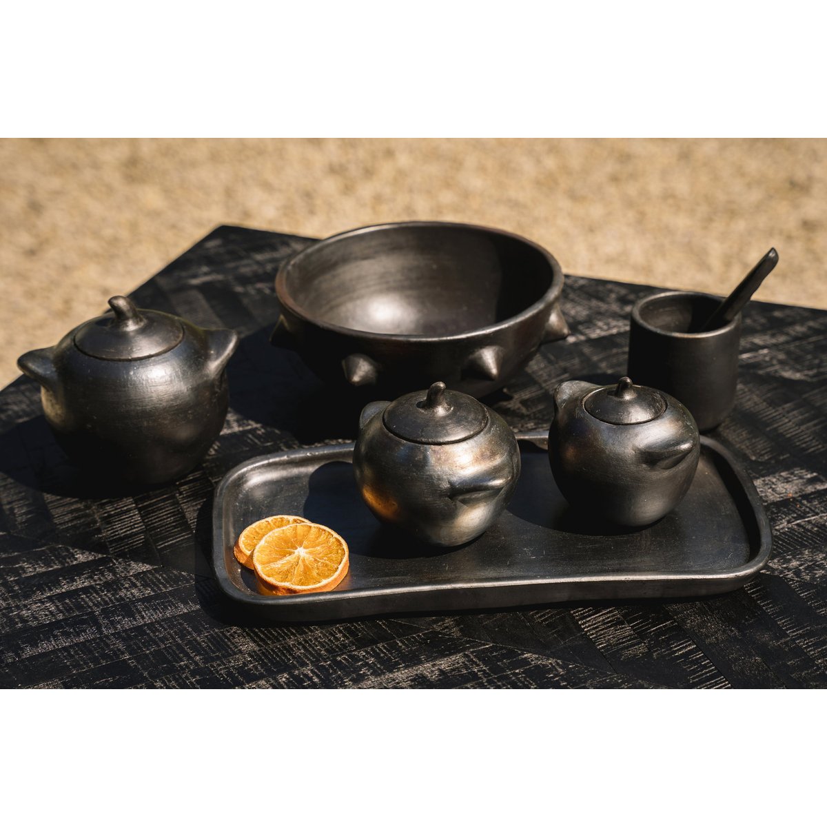Assiette à tapas en terre cuite BURNED noir, BAZAR BIZAR