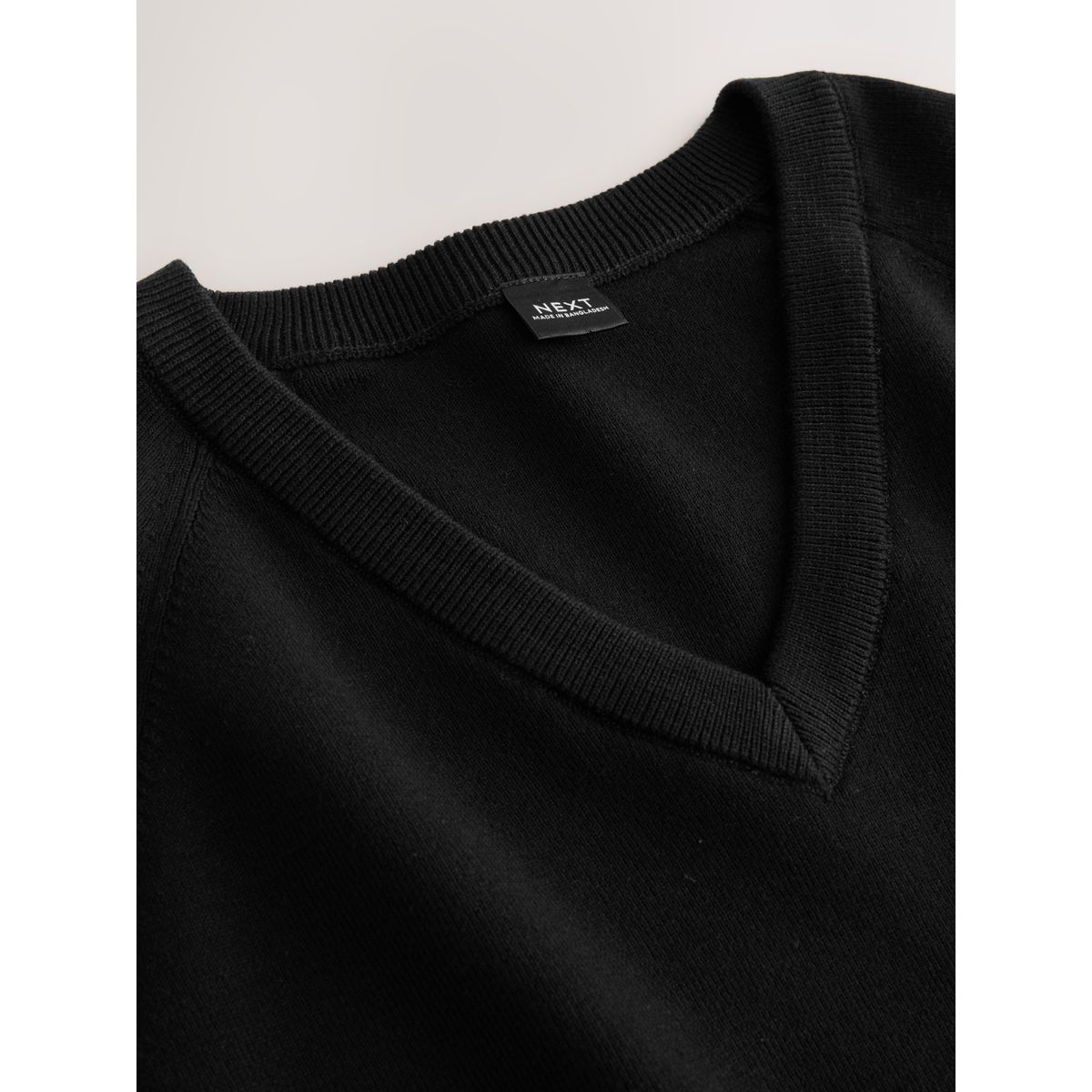Pull en maille de coton mélangé à col v noir, NEXT