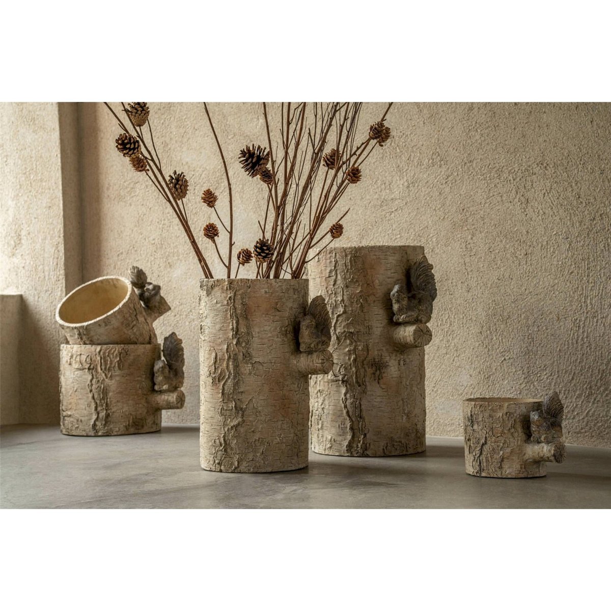 Cache-pot écureuil en ciment beige et marron, RECOLLECTION