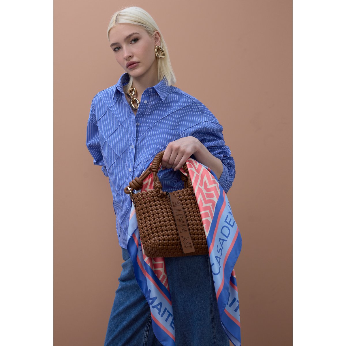 Sac à bandoulière tressé à nœuds décoratifs marron foncé, LOLA CASADEMUNT