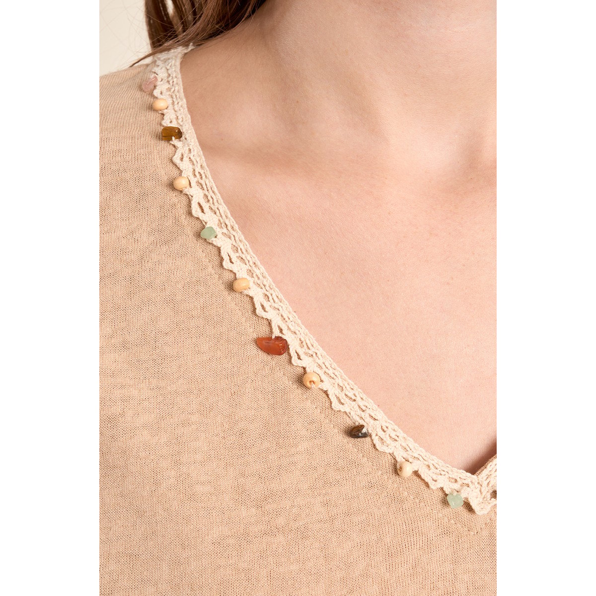 T-shirt col V, avec broderie et perles beige, MOLLY BRACKEN