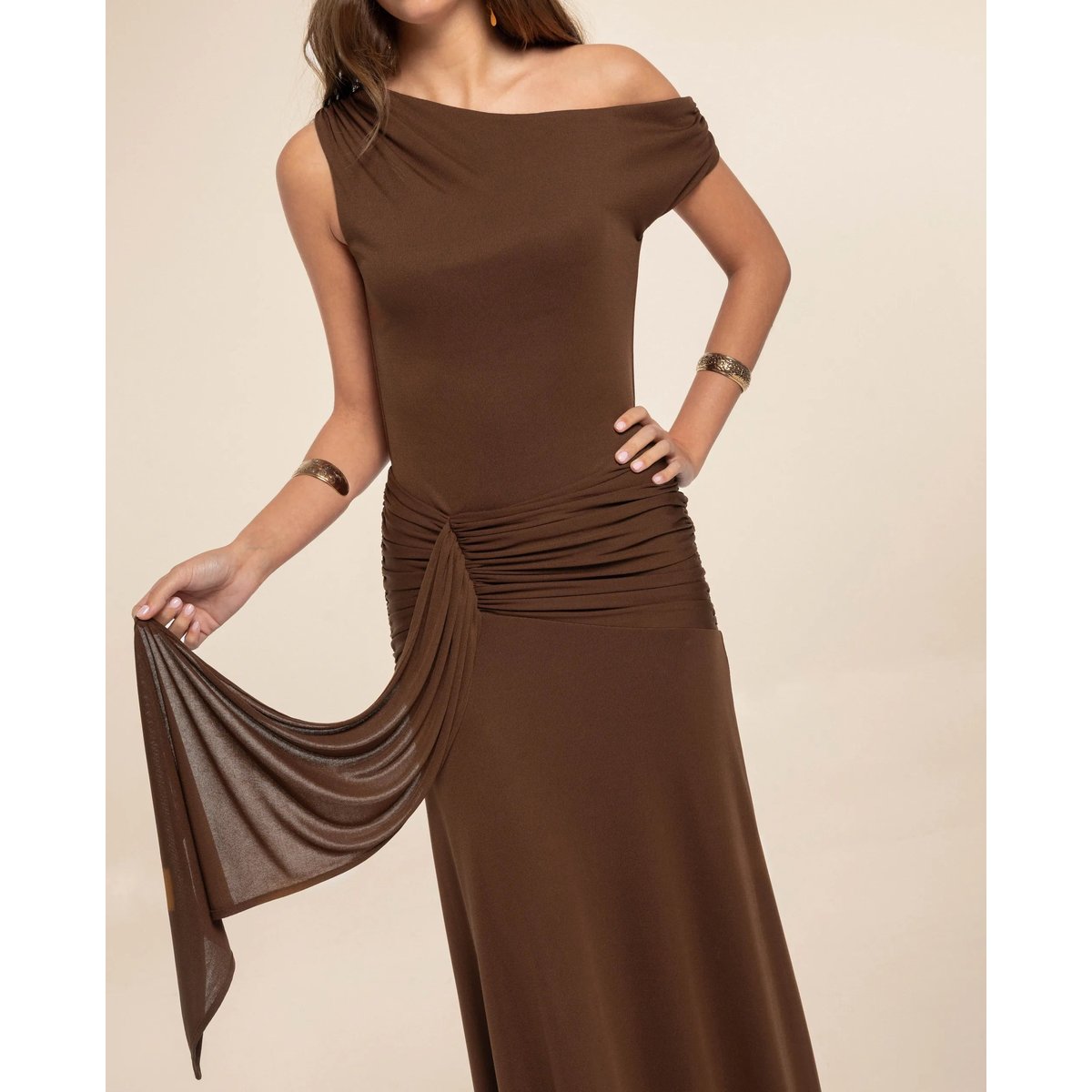 Robe longue en maille à manche asymétrique avec ceinture de femme marron, THE-ARE