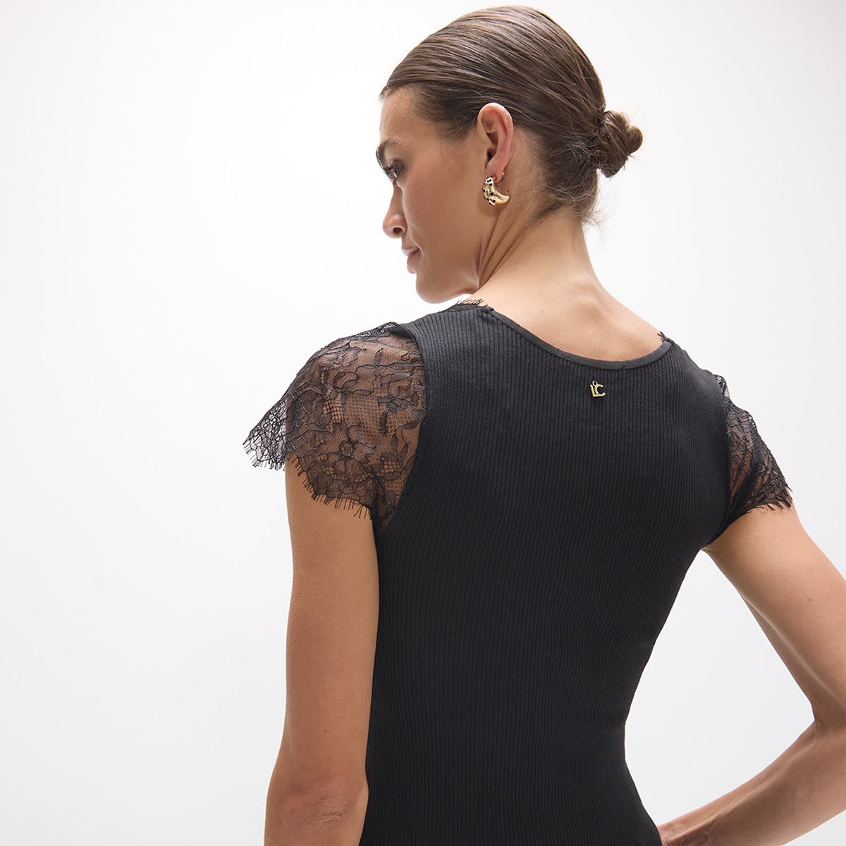 T-shirt col en V détails dentelle manches courtes noir, LOLA CASADEMUNT