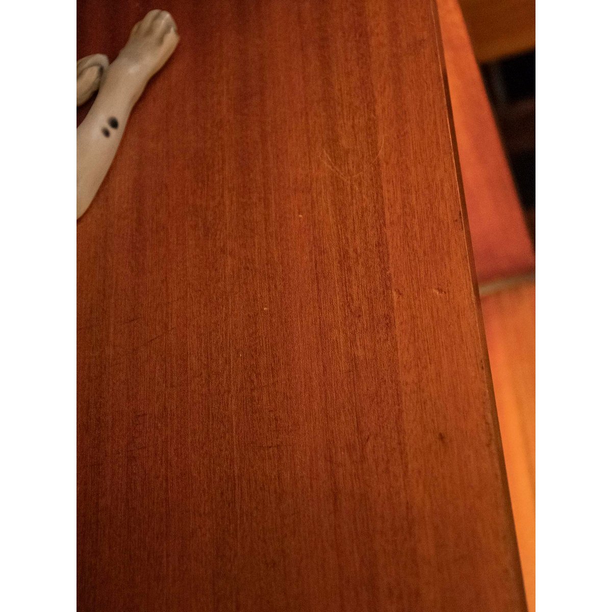 Grande bibliothèque vitrée au placage en bois Madeleine N°711 - Bon état bois foncé, DEBONGOUT