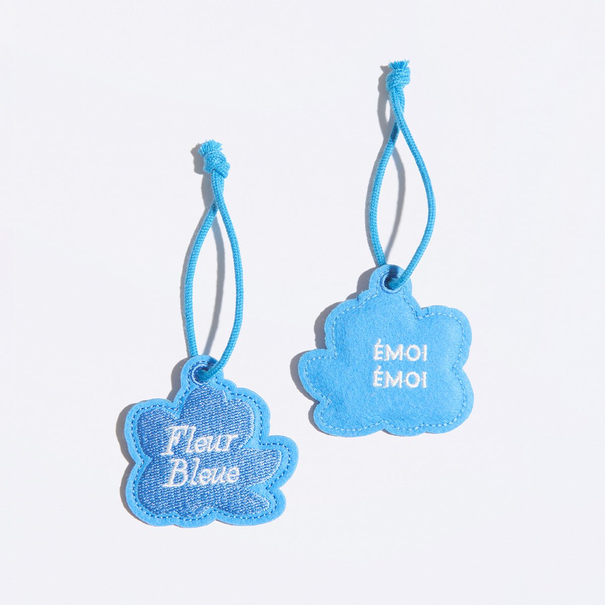 Porte-clés Fleur bleue brodé bleu, EMOI EMOI