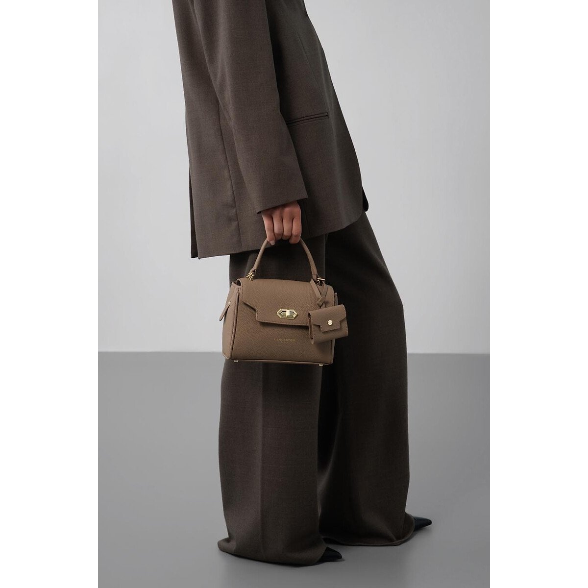 Sac à main à rabat avec fermoir S en cuir, TORO GRACE sable, LANCASTER