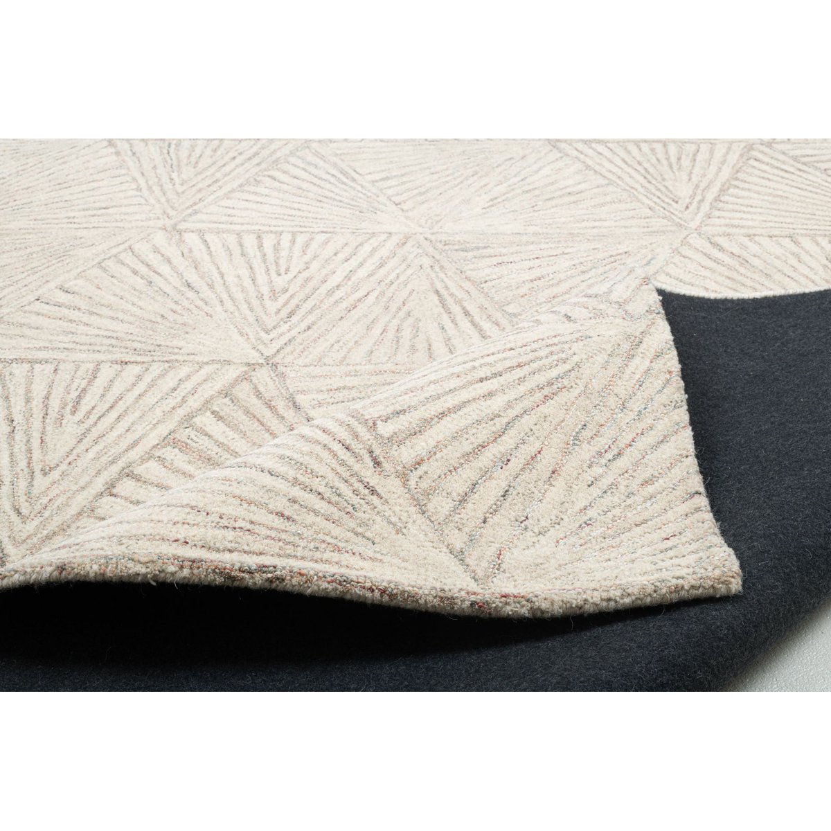 Tapis tufté main en laine vierge et viscose sable, THEKO