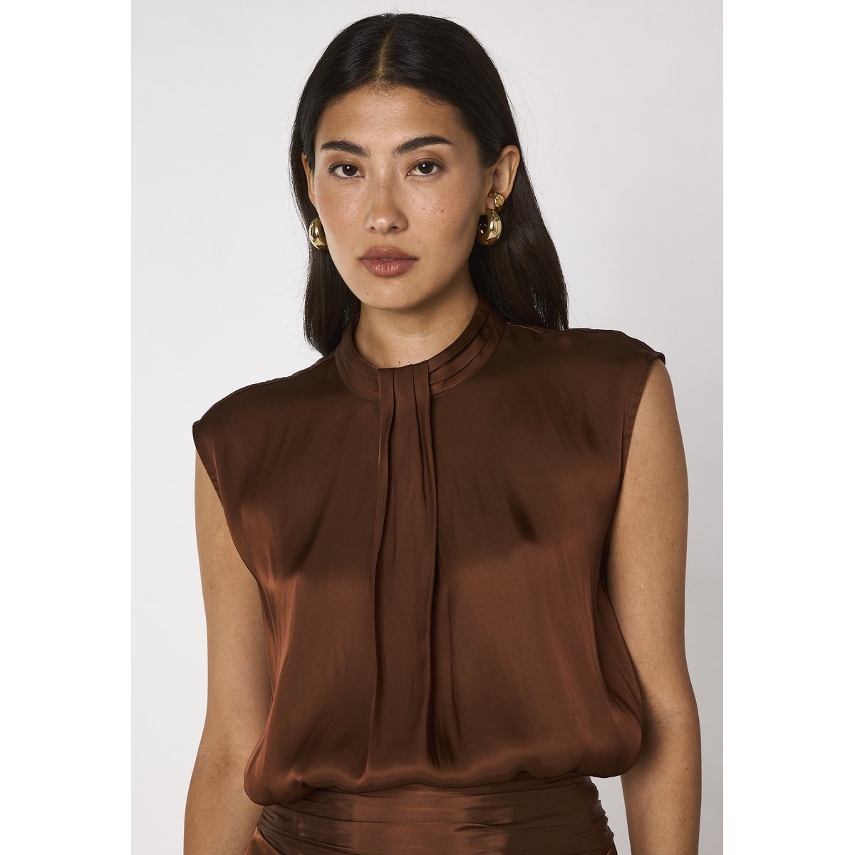 Blouse satinée sans manches MARLON caramel, Maison 123