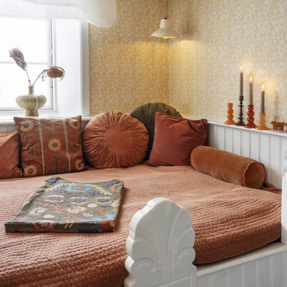 Housse de coussin broderie florale suzani velours orange, MADAM STOLTZ