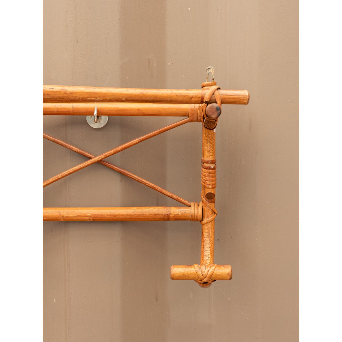 Porte-manteau mural en rotin Max N°493 - Bon état bois clair, DEBONGOUT