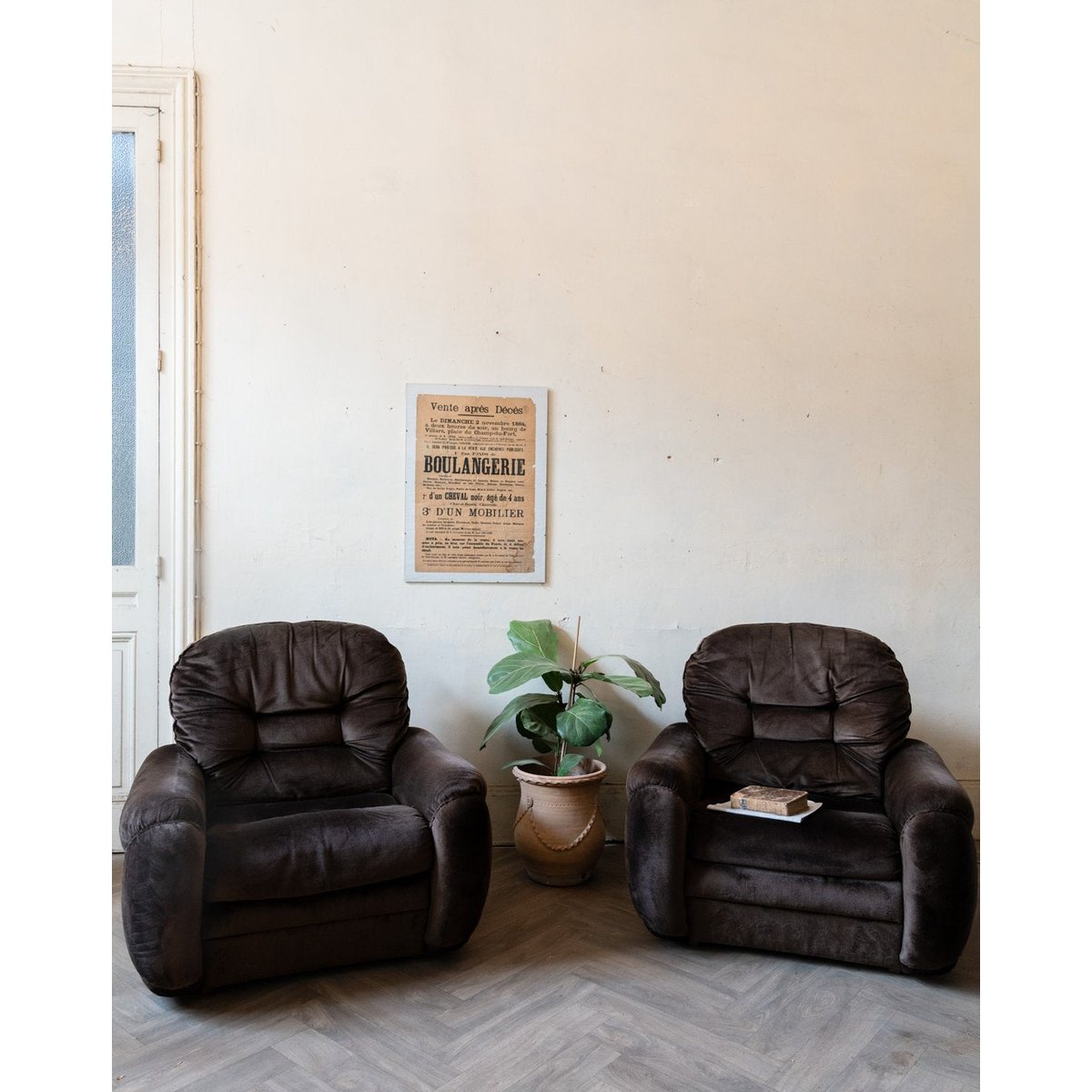 Paire de chauffeuses en velours marron Olivia N°94 - Bon état marron, DEBONGOUT