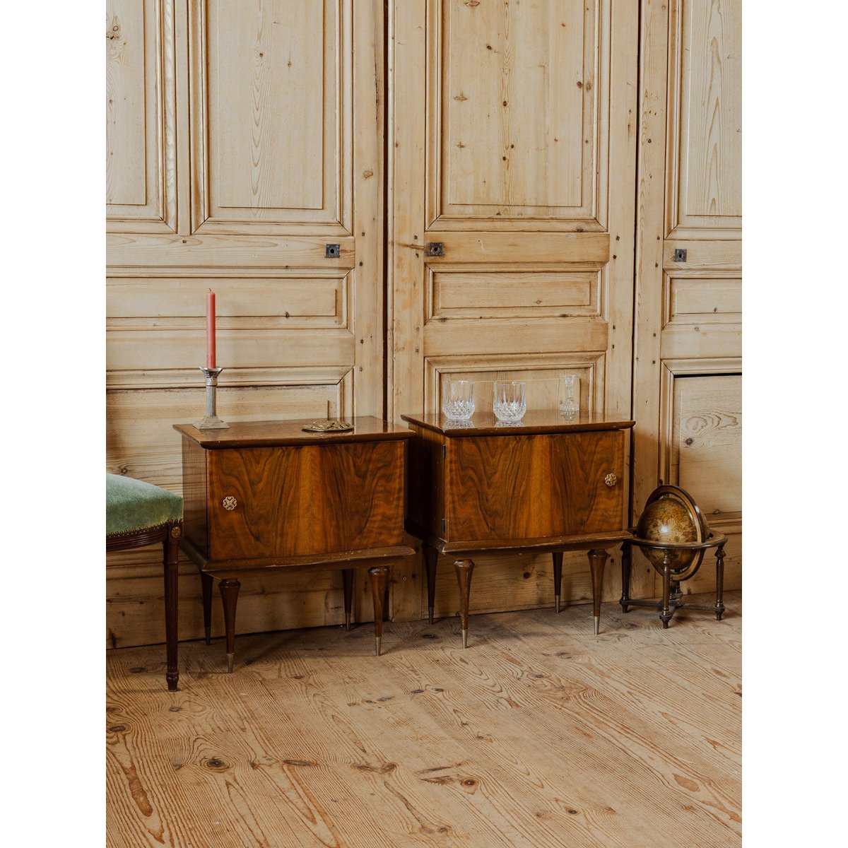 Paire de tables de chevet en bois Odile N°1423 - Bon état bois foncé, DEBONGOUT