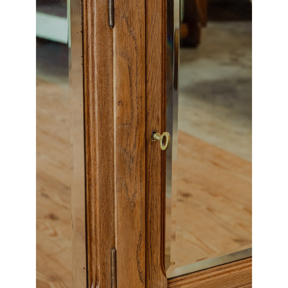 Petite vitrine en bois et verre biseauté Victoria N°1254 - Bon état bois foncé, DEBONGOUT