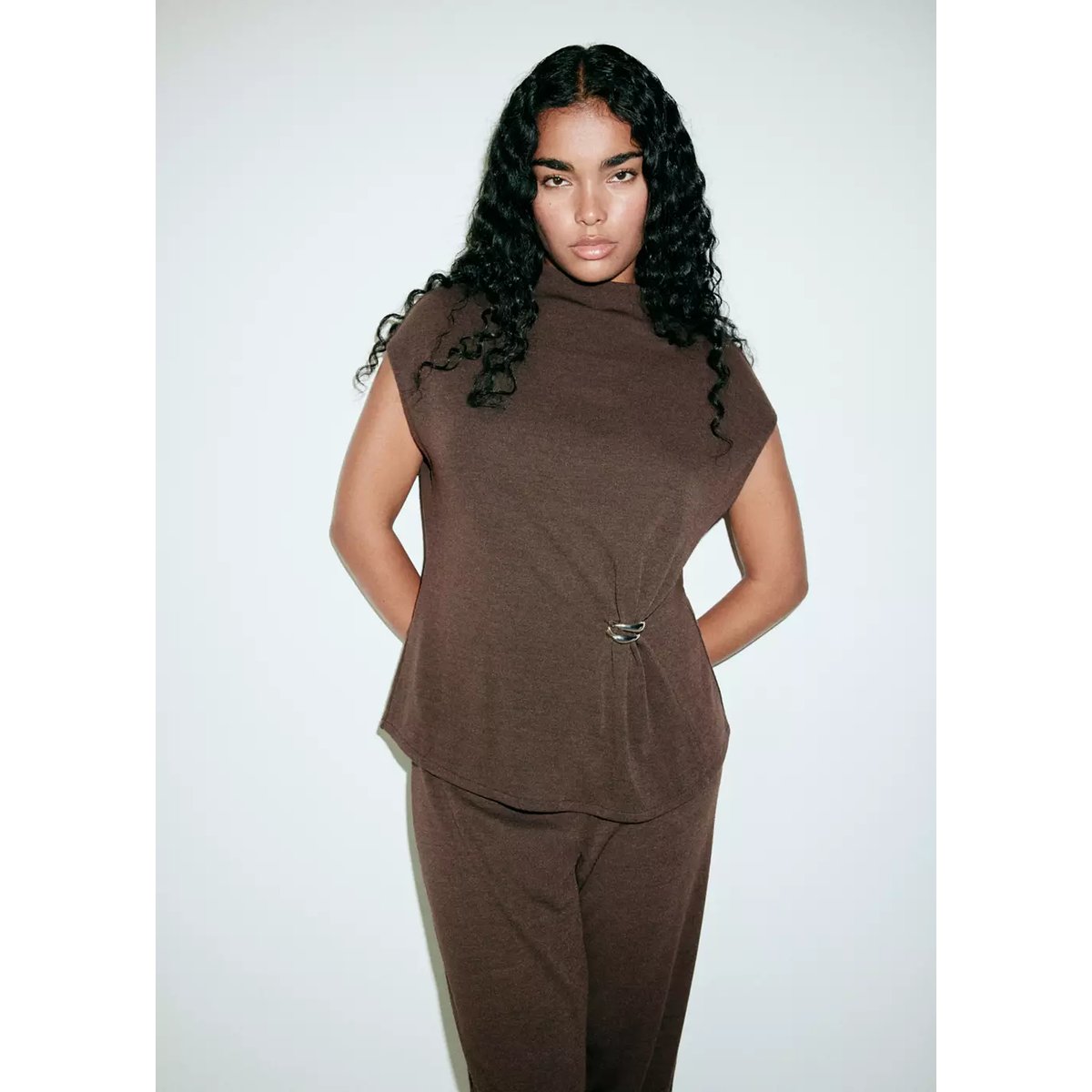 Pantalon en maille extensible chocolat, MANGO