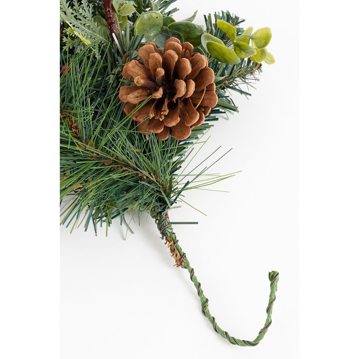 Guirlande de Noël enneigée avec pommes de pin HARVEY rouge, MICA DECORATIONS