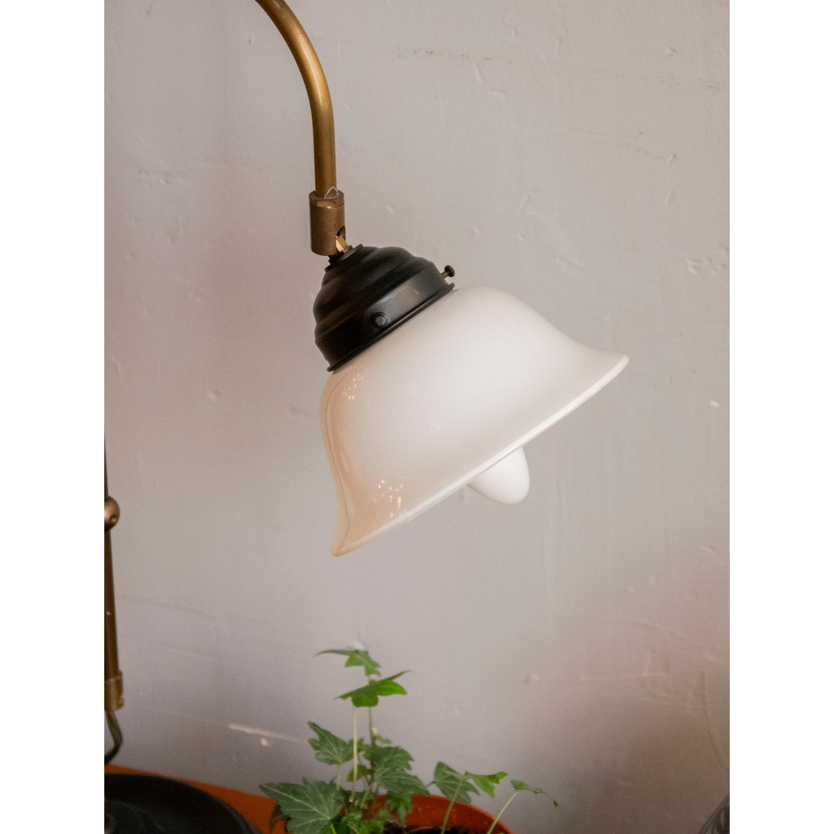 Lampe en fer forgé à la structure robuste Suzanne N°636 - Bon état métal, DEBONGOUT