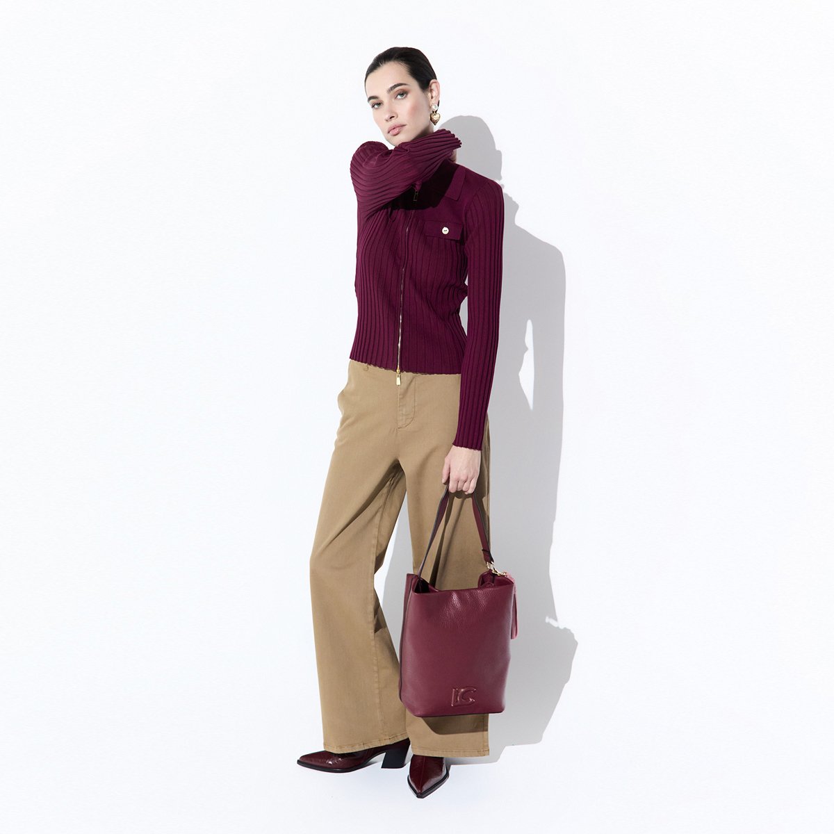 Sac à main avec pompons bordeaux, LOLA CASADEMUNT