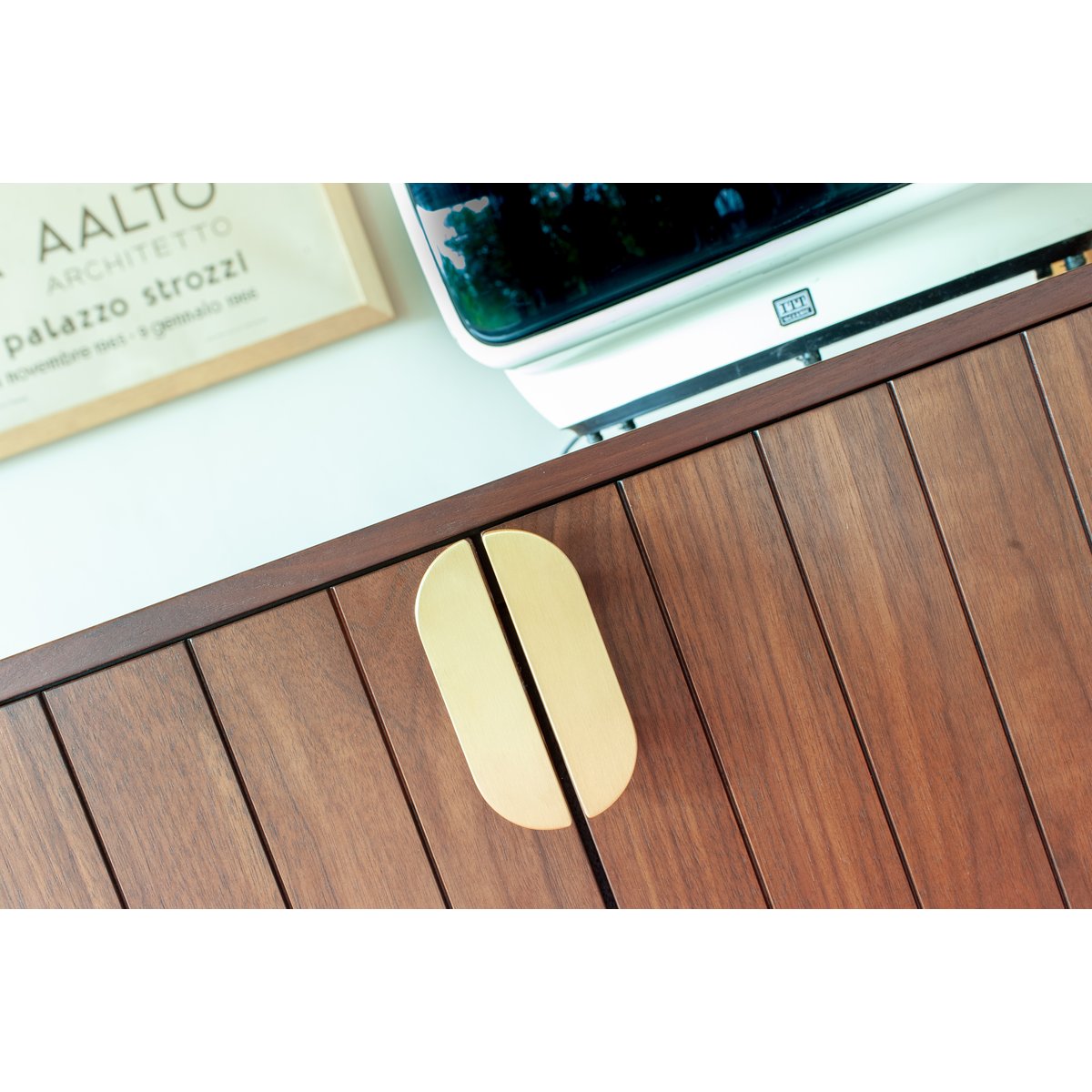 Meuble TV en noyer plaqué AURORA bois foncé, PRODUIT INTERIEUR BRUT