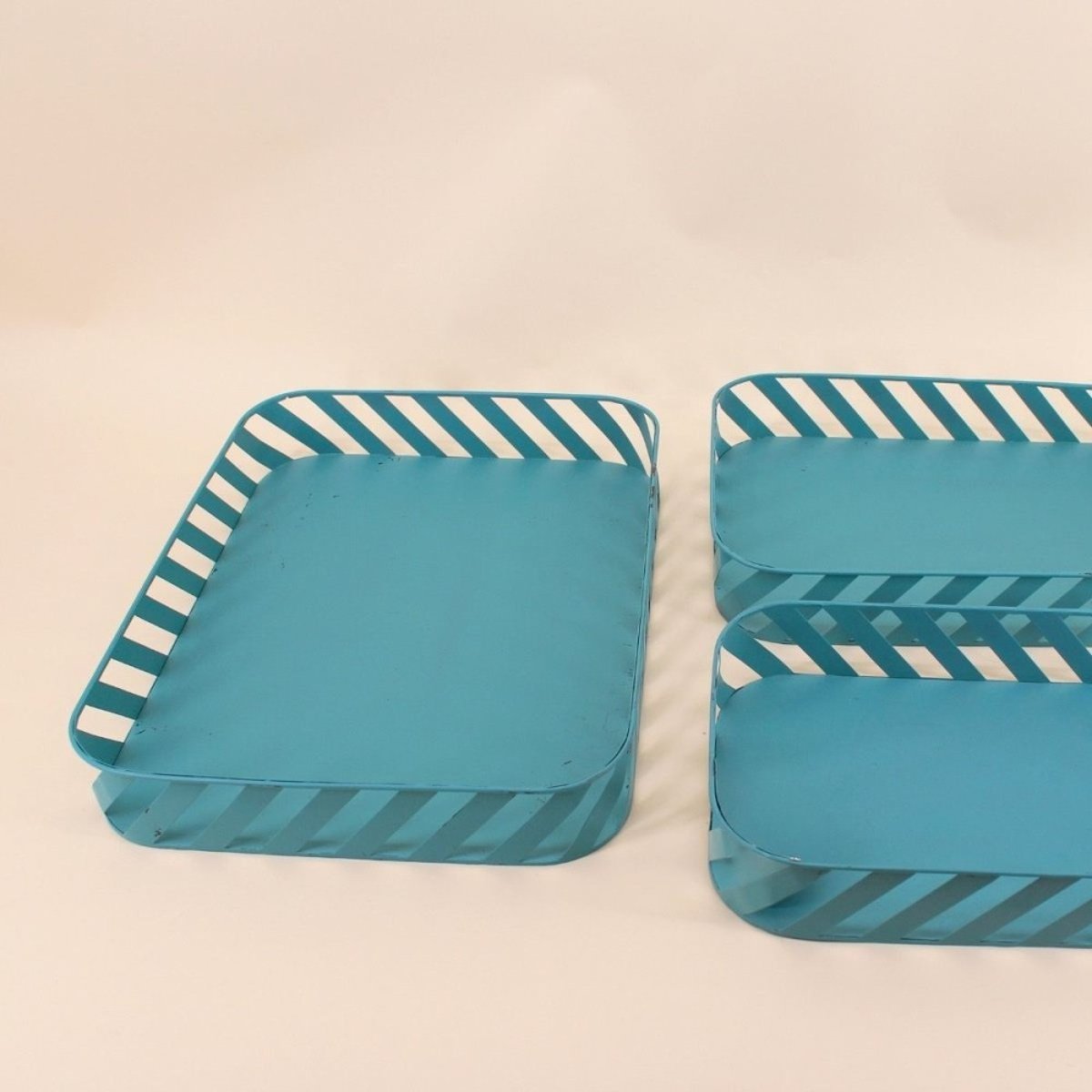 Plateau en métal bleu ajouré 25x35cm bleu, ORNAMI