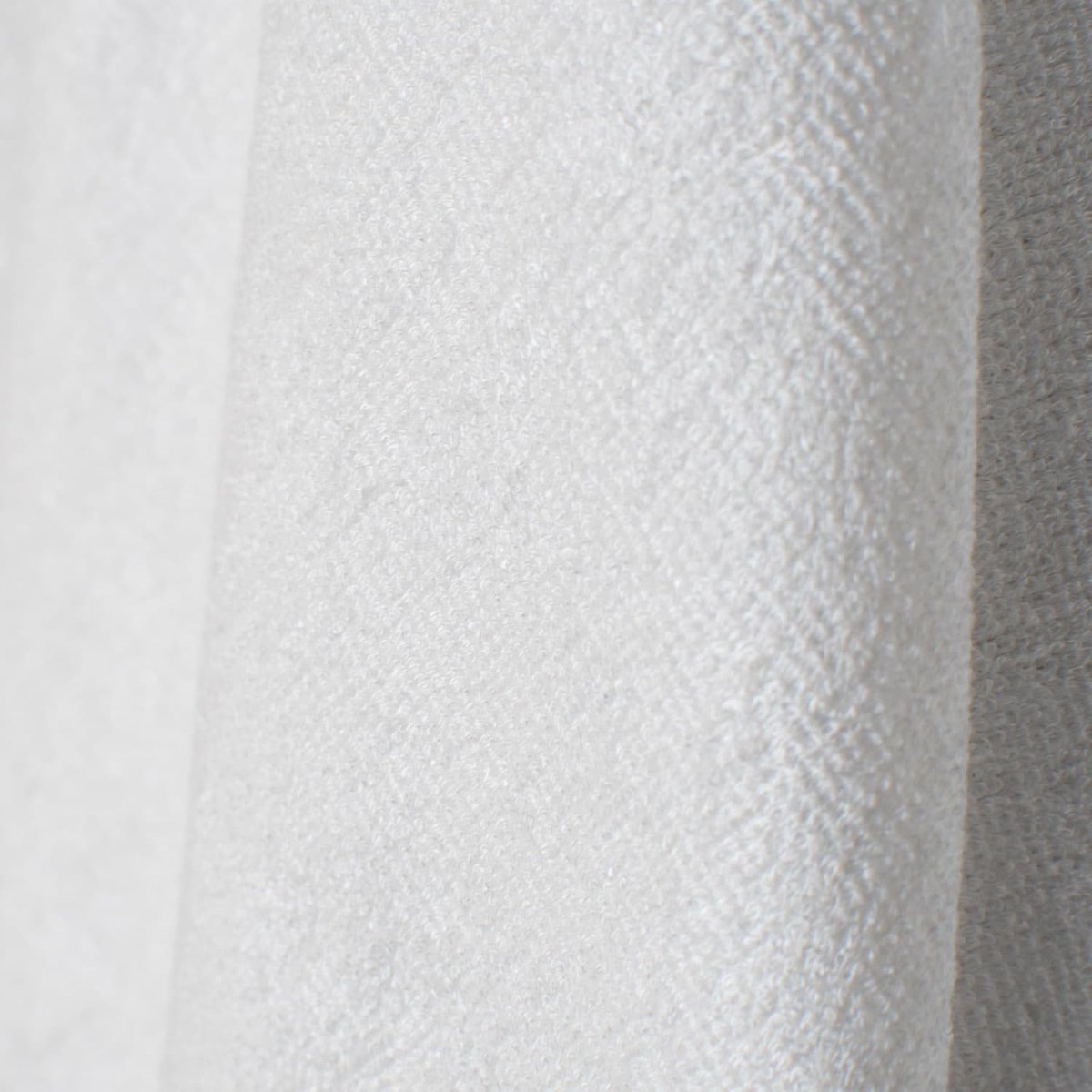 Grande cape de bain en bambou et gaze de coton MELODY melody, blanc imprimé minimaliste, SEVIRA KIDS