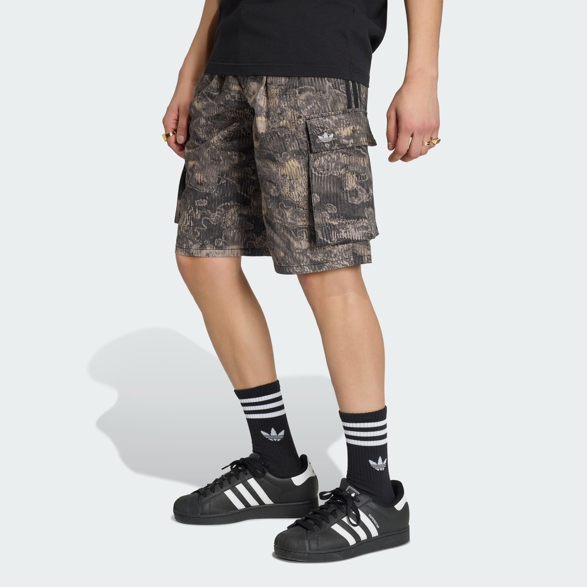 Short Cargo Adilenium Season 5 Aop Short Cargo Adilenium Season 5 Aop chalk pearl / wonder taupe, adidas Originals