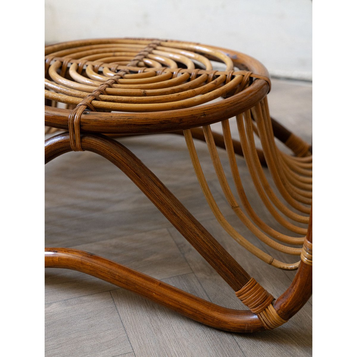 Table basse en rotin et en verre Léonie N°983 - Bon état bois foncé, DEBONGOUT