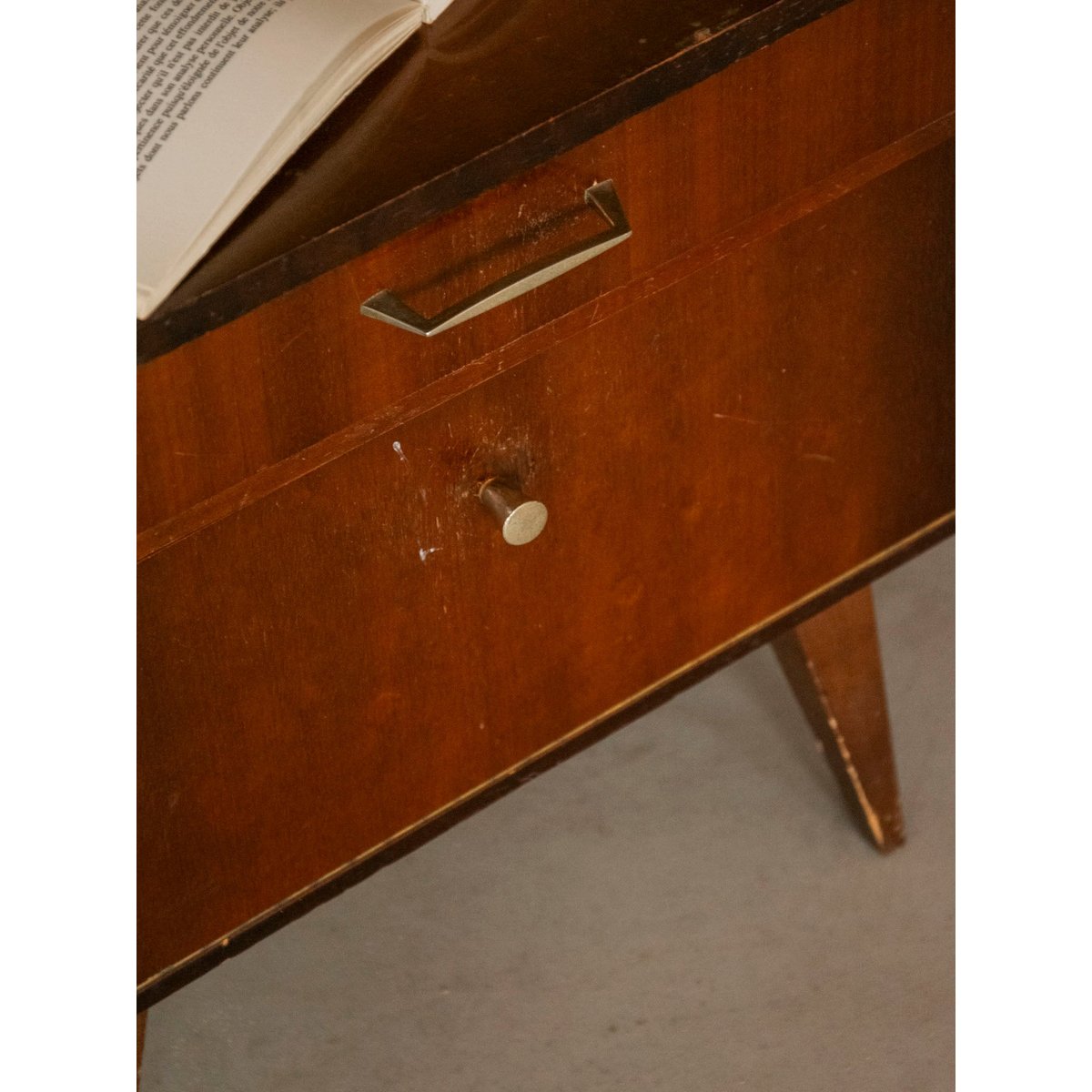 Paire de tables de chevet au placage en bois Maïa N°1577 - Bon état bois foncé, DEBONGOUT