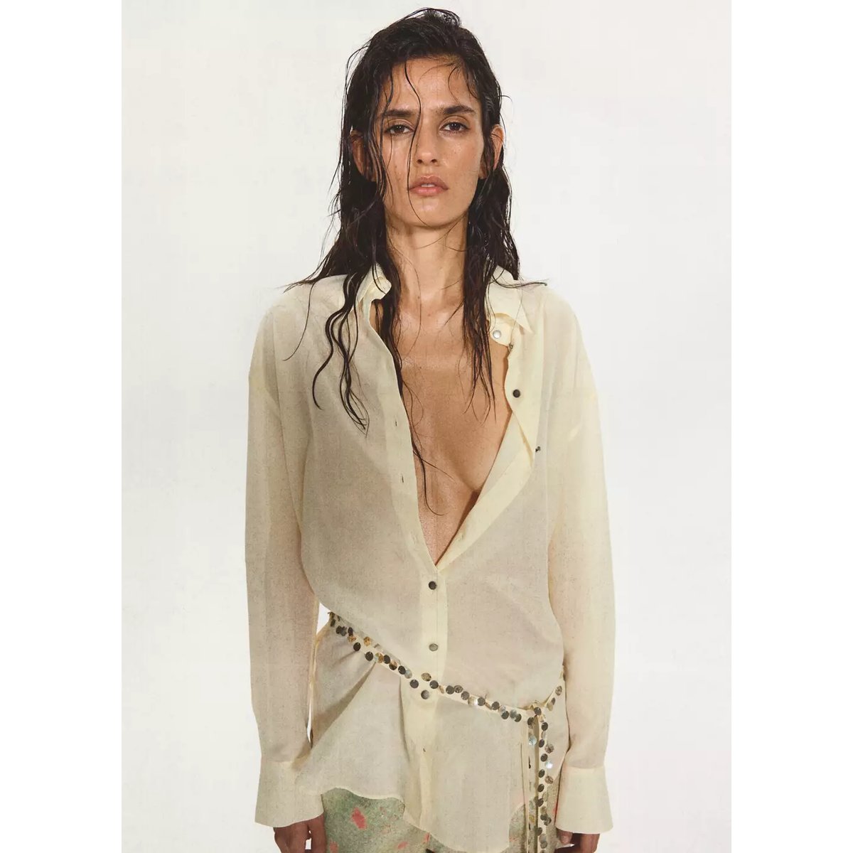 Chemise semi-transparente avec ceinture ornée de perles blanc cassé, MANGO