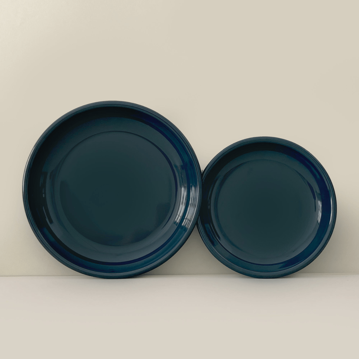 Assiette en émail bleu nuit, EKOBO