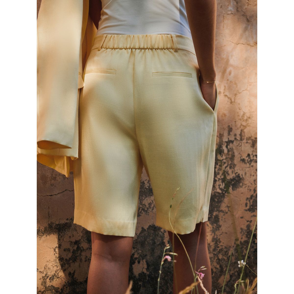 Bermuda tailleur en tissu froissé jaune, NEXT