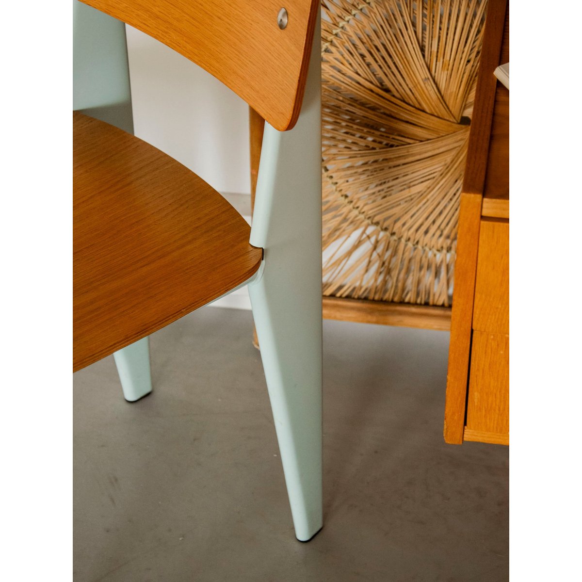 Chaise scandinave aux pieds bleu ciel Alma N°1921 - Bon état bleu clair, DEBONGOUT