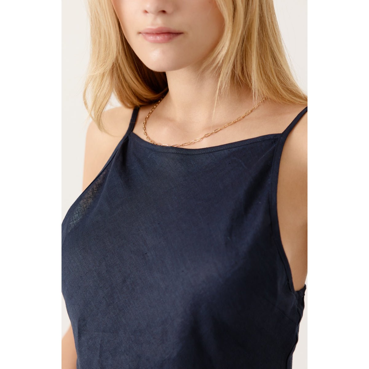 Robe longue à fines bretelles à dos dégagé Liora navy, ARTLOVE