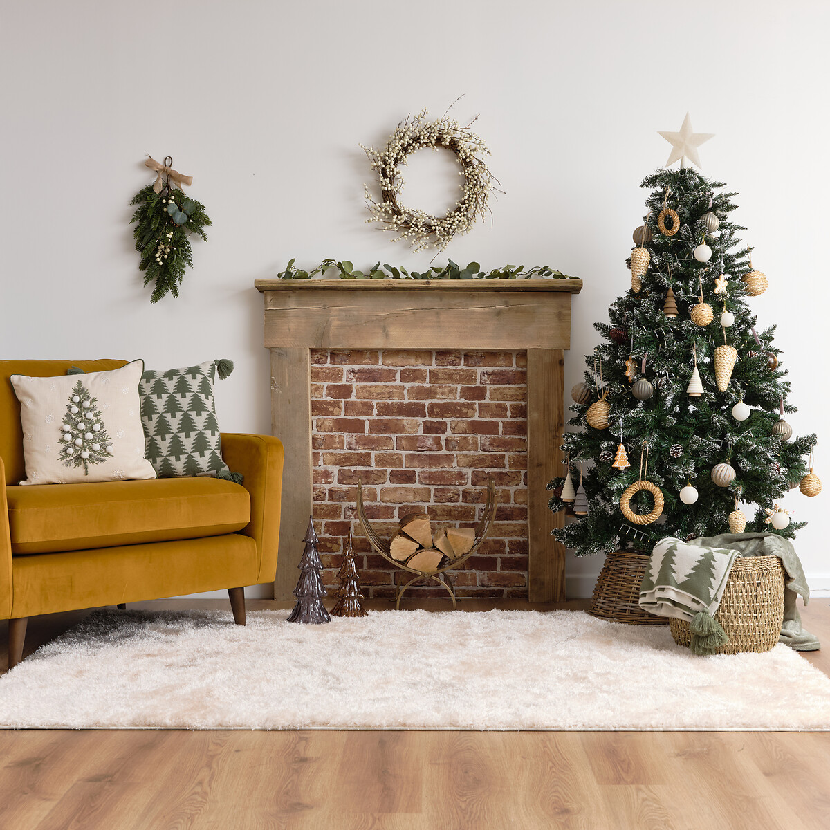 55cm Mistletoe & Pine Cone Door Swag with Bow green, SO'HOME