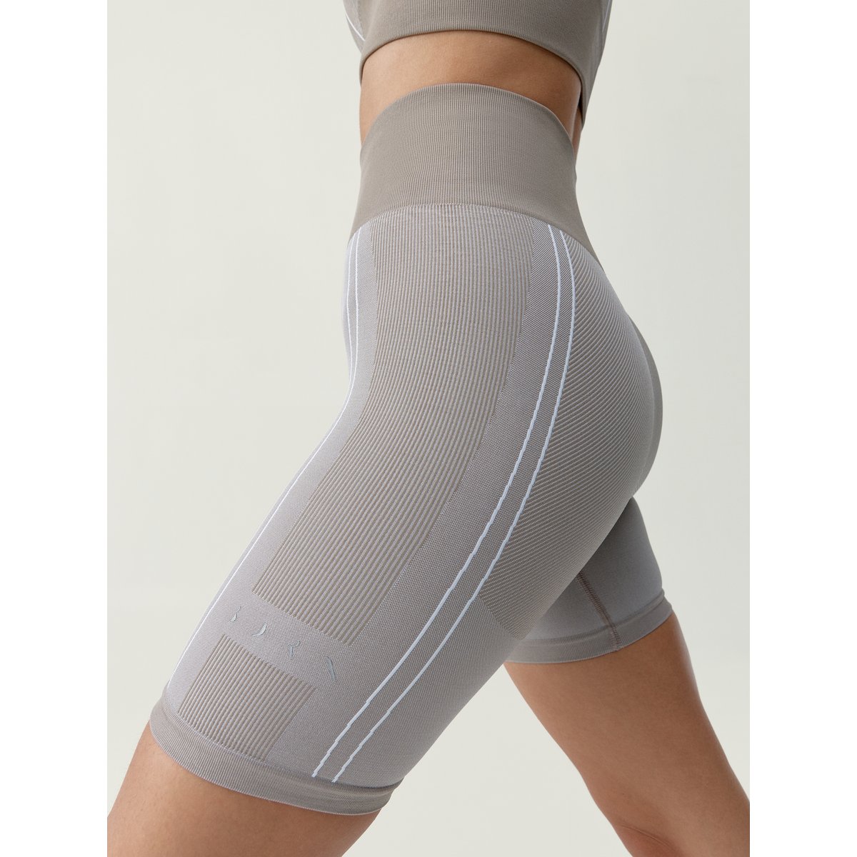 Short de sport femme Cara type cycliste beige/blanc, BORN