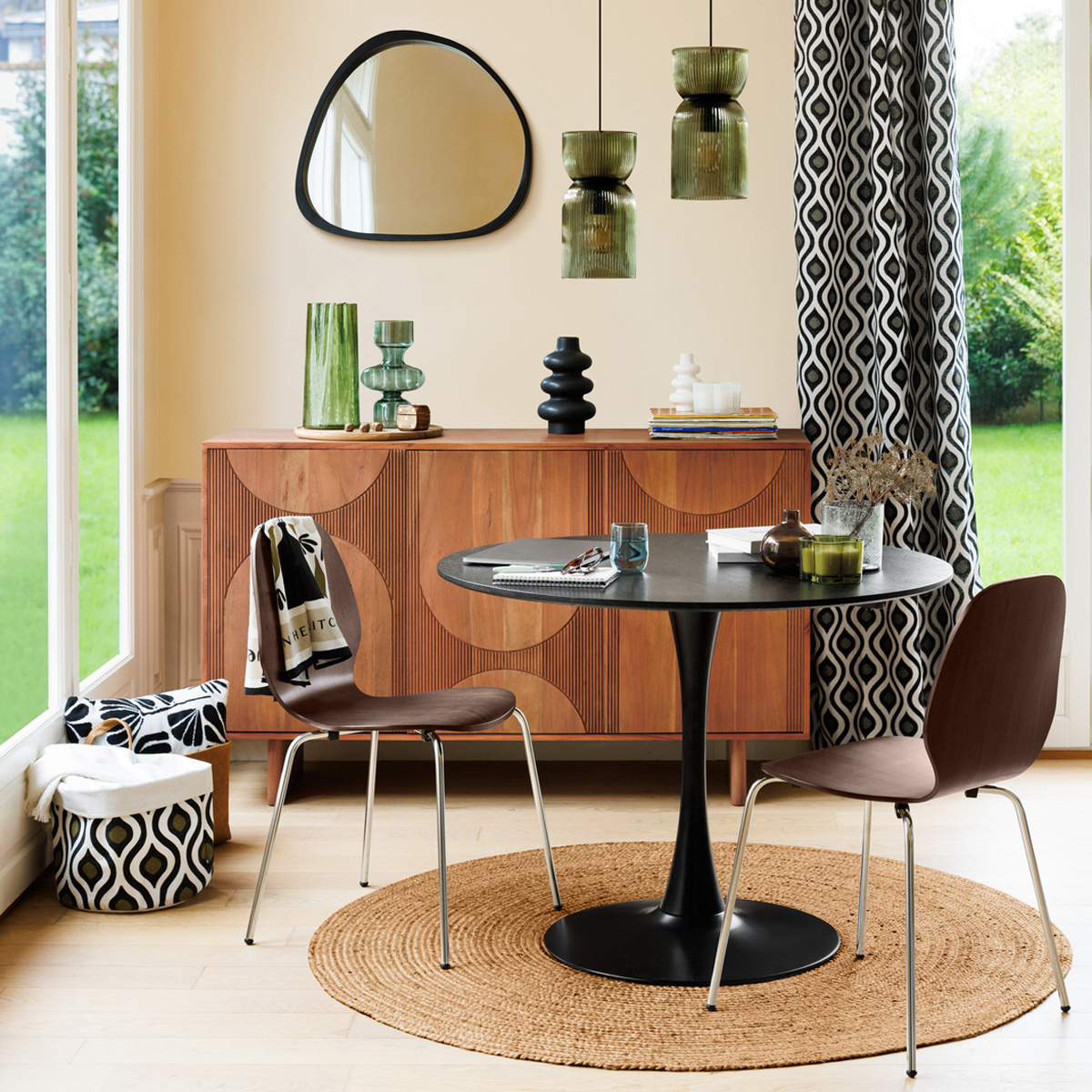 Table à manger ronde 4 places plateau placage chêne ELIAS noir, ATMOSPHERA