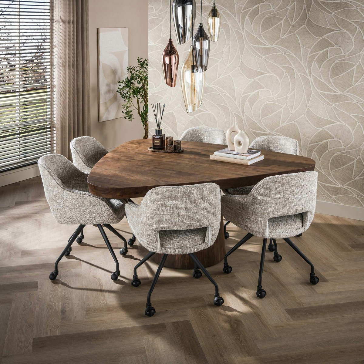 Table à manger bois foncé forme triangulaire organique 165 cm MYSORE marron, PIER IMPORT