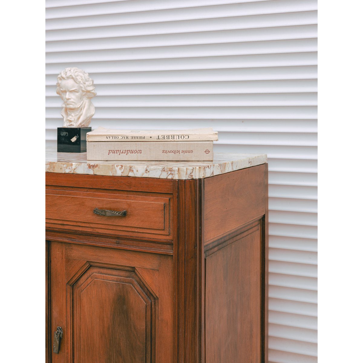 Buffet en noyer et marbre Gilbert N°1785 - Bon état marron, DEBONGOUT