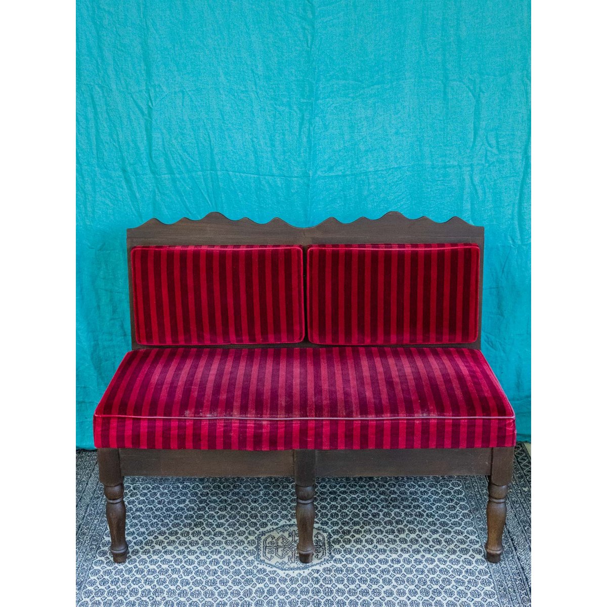 Banquette deux places en velours vintage Clara N°153 - Bon état bois foncé, DEBONGOUT