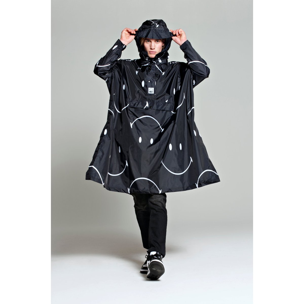 Poncho de pluie imperméable CLASSIC SMILE X SMILEY smile classique noir/blanc, RAINKISS