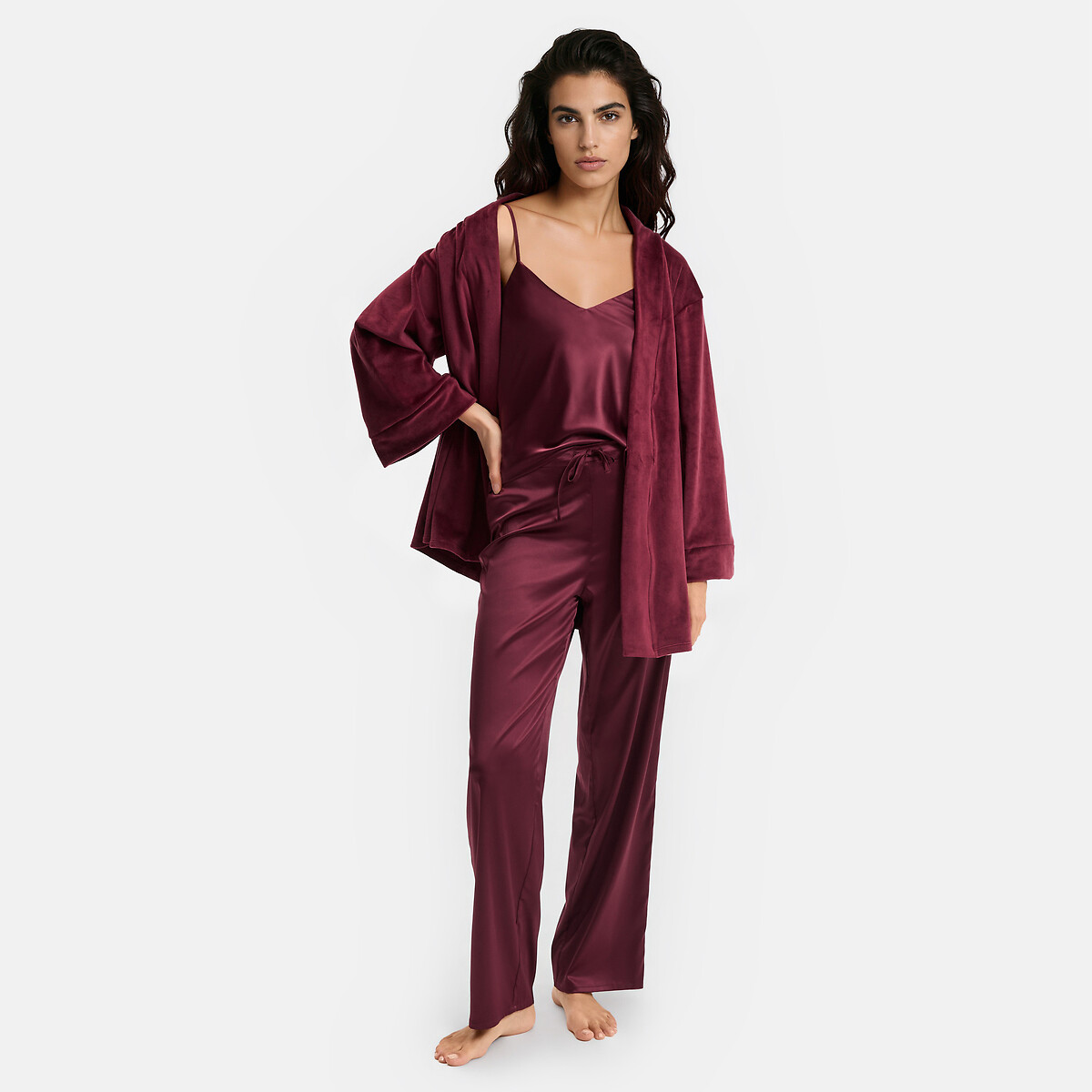 Driedelige pyjama van satijn bordeaux , ANNE WEYBURN