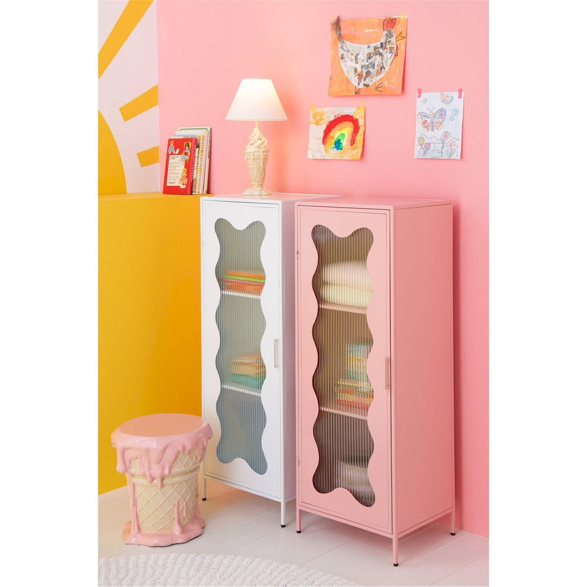 Armoire vitrine en métal à porte vague rose clair, RECOLLECTION