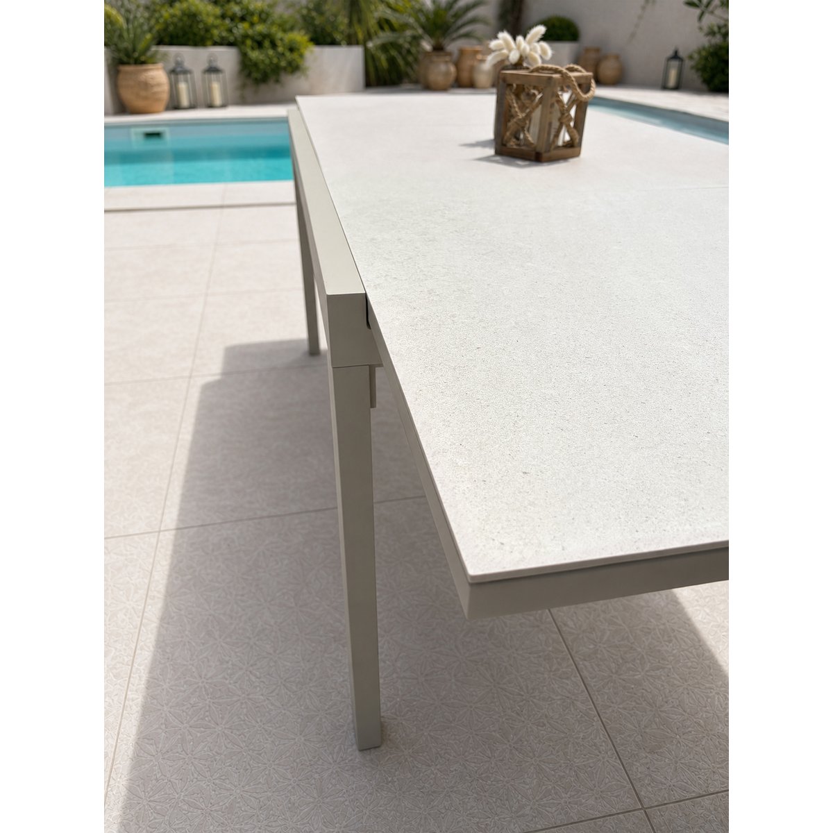 Table de jardin en aluminium et plateau sinterstone KALIBO grège, DCB GARDEN
