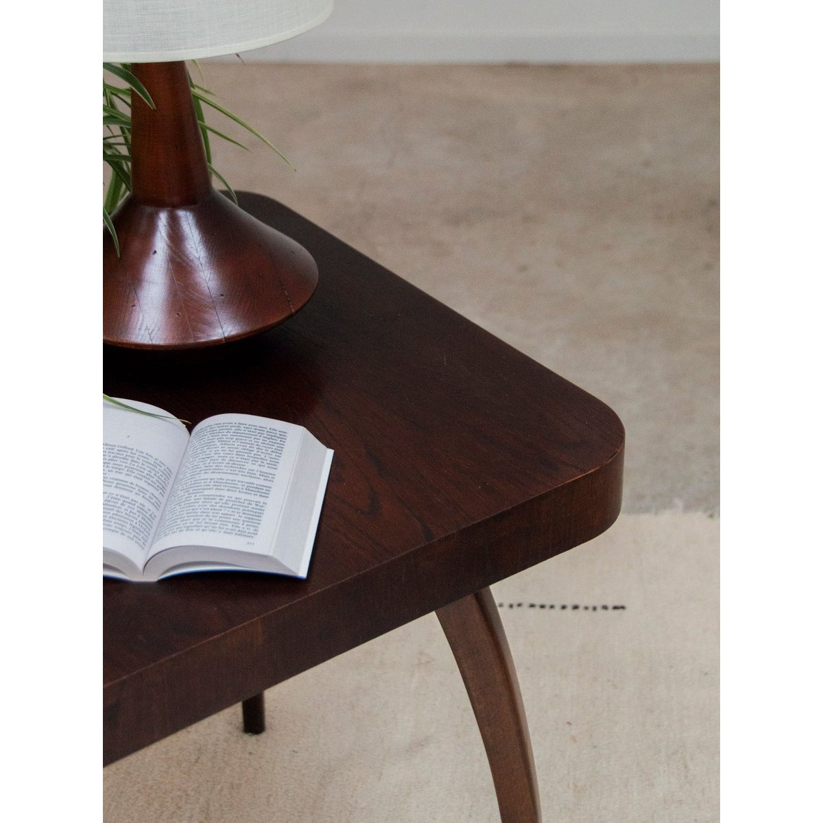 Table d'appoint en bois foncé Hanna N°772 - Bon état bois foncé, DEBONGOUT